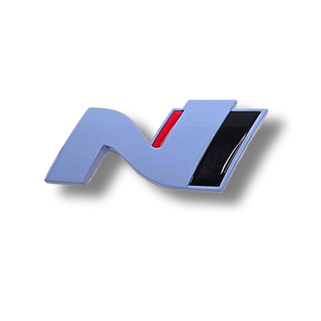 Emblema del logotipo N en la parte trasera del portón trasero del Hyundai i30N con acabado de pintura personalizado