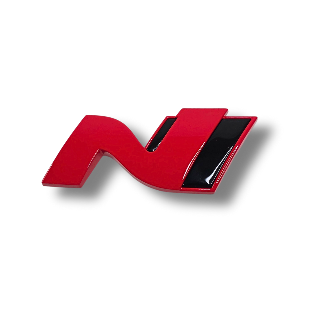 Emblema del logotipo N en la parte trasera del portón trasero del Hyundai i30N con acabado de pintura personalizado