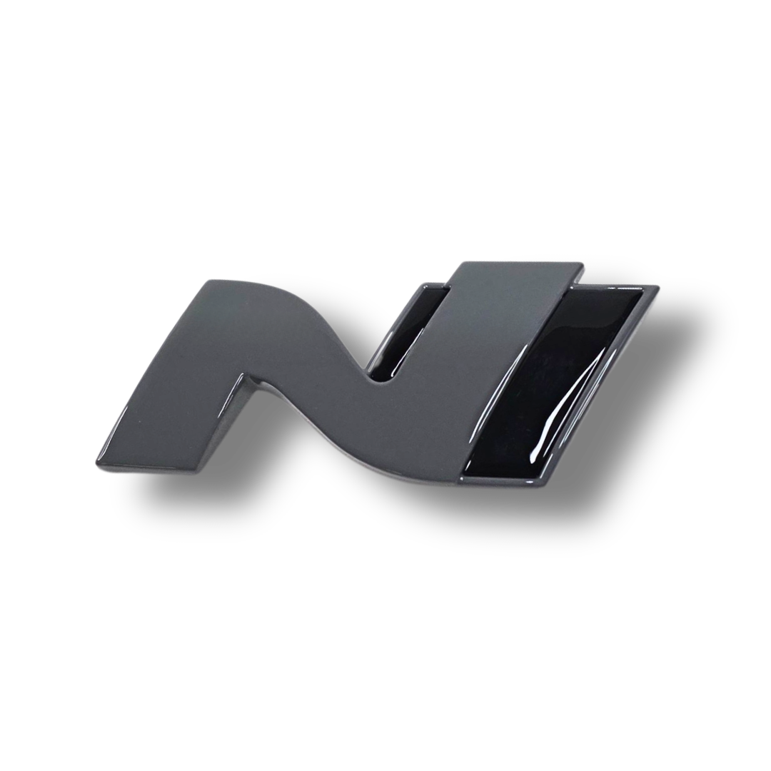 Emblema del logotipo N en la parte trasera del portón trasero del Hyundai i30N con acabado de pintura personalizado