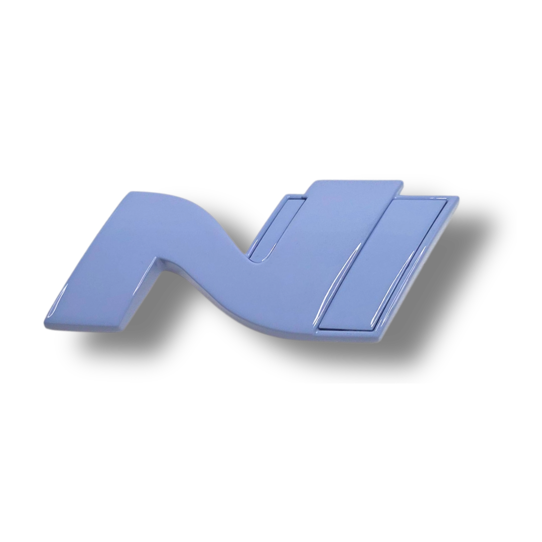 Emblema del logotipo N en la parte trasera del portón trasero del Hyundai i30N con acabado de pintura personalizado