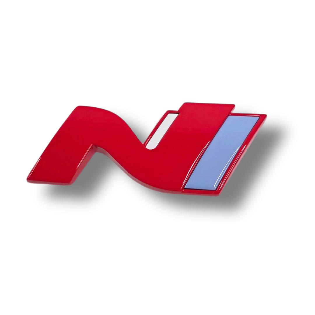 Emblema del logotipo N en la parte trasera del portón trasero del Hyundai i30N con acabado de pintura personalizado