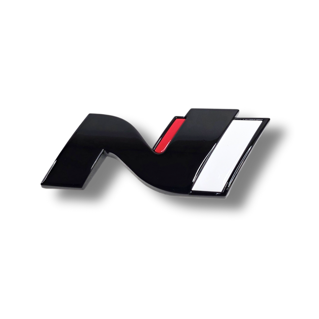 Emblema del logotipo N en la parte trasera del portón trasero del Hyundai i30N con acabado de pintura personalizado