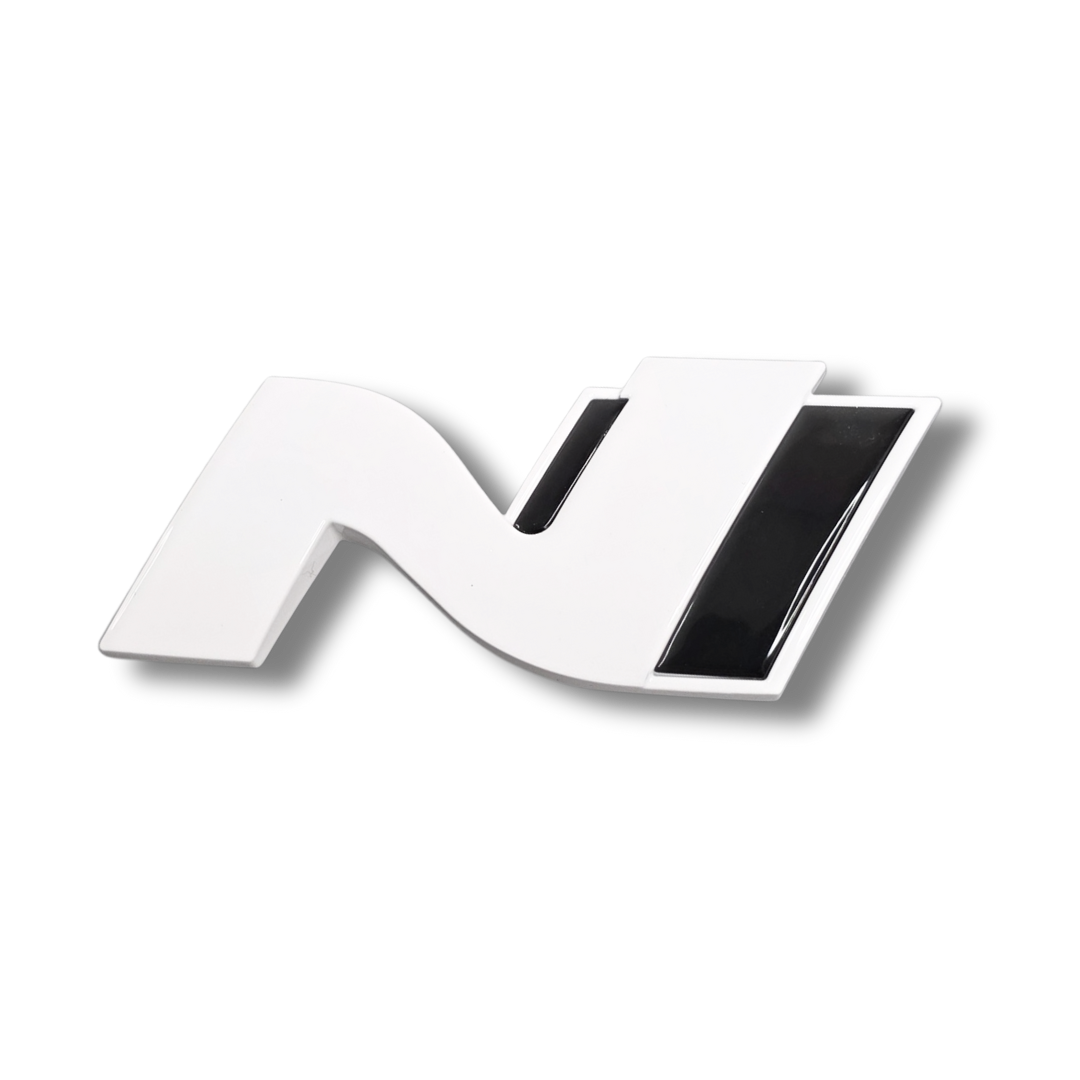 Emblema del logotipo N en la parte trasera del portón trasero del Hyundai i30N con acabado de pintura personalizado