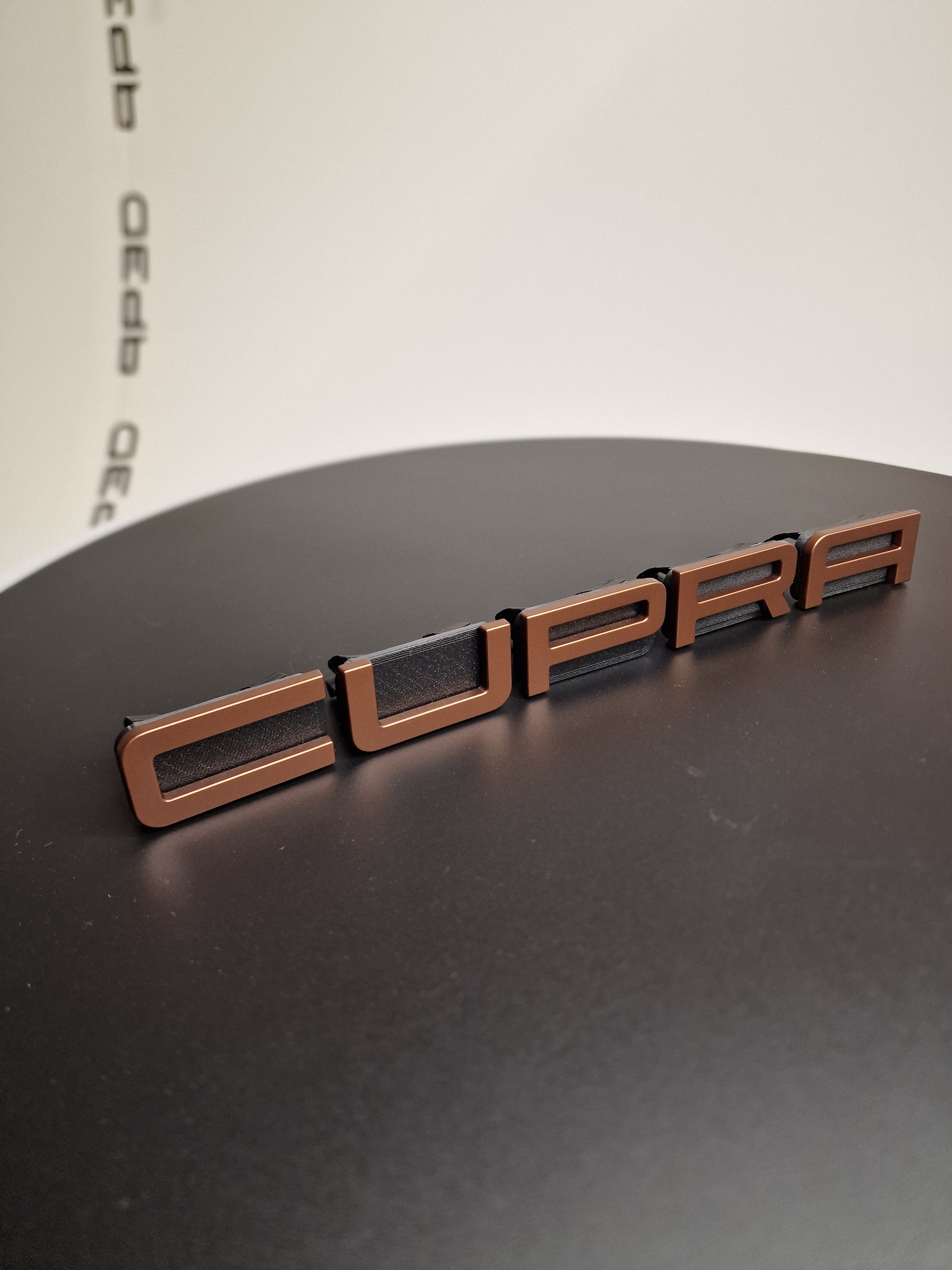 Letras originales de Cupra para el CUPRA 5F en color cobre