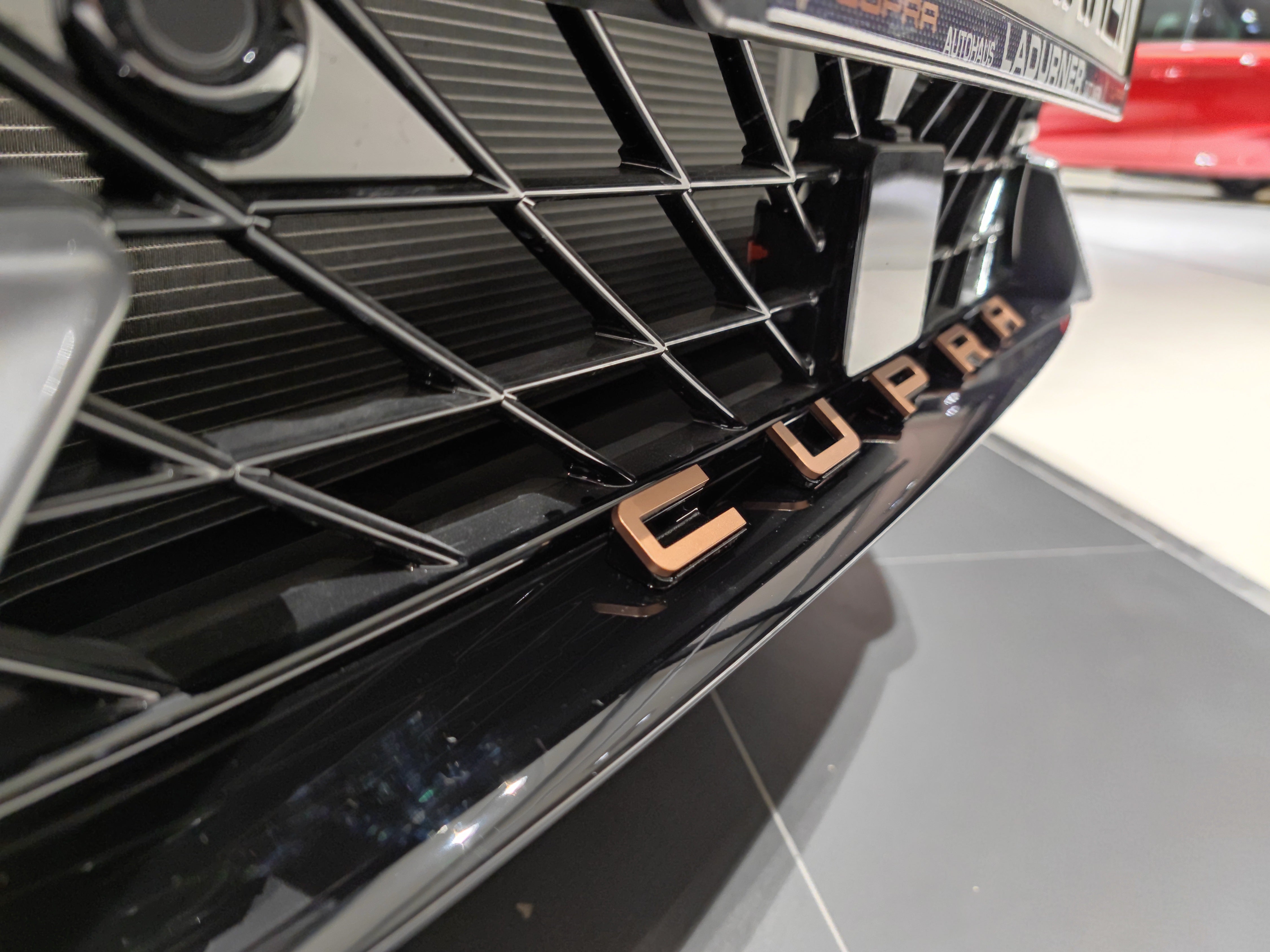 Cupra Schriftzug für den Cupra Formentor in Kupfer