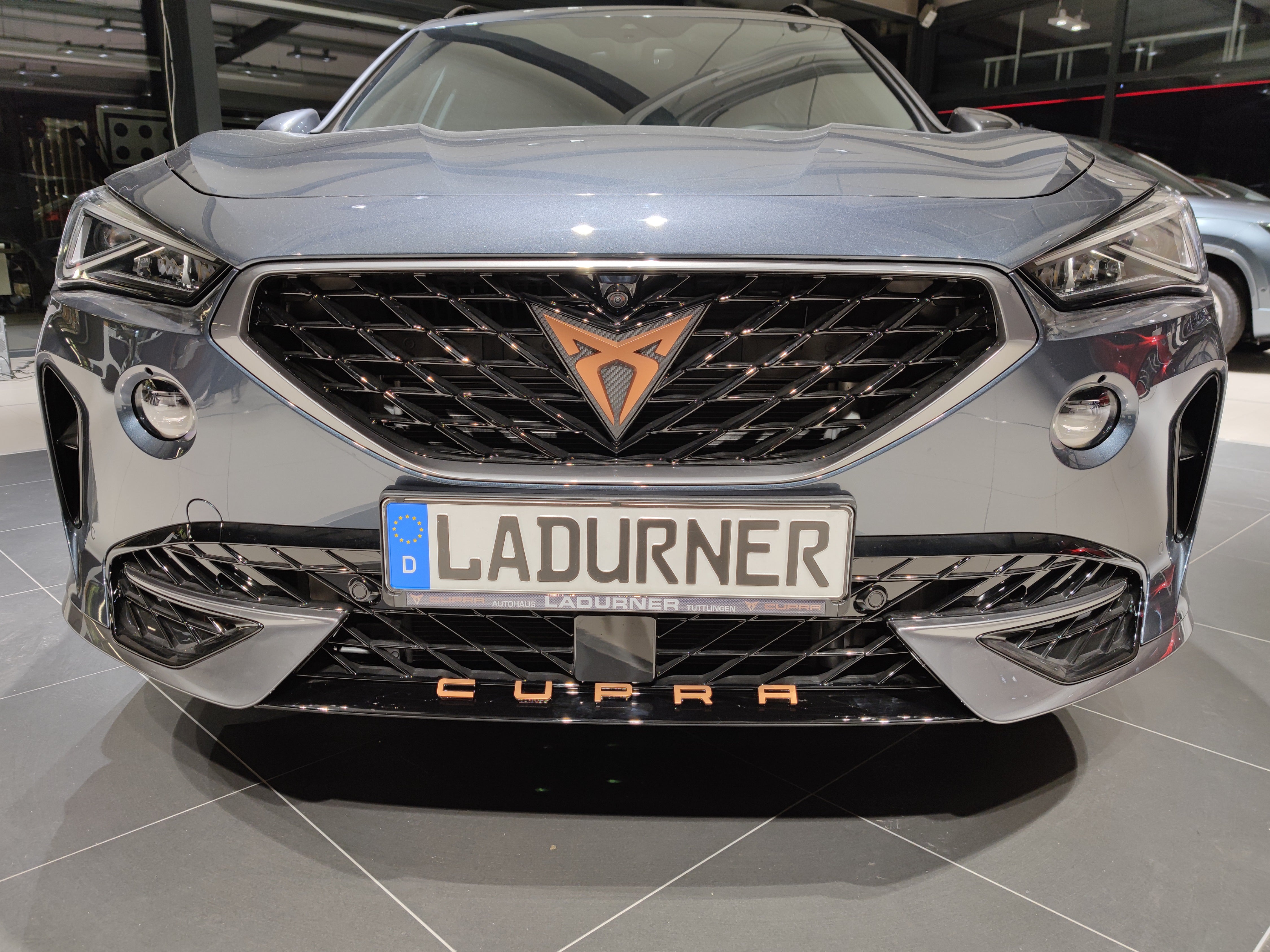 Cupra Schriftzug für den Cupra Formentor in Kupfer
