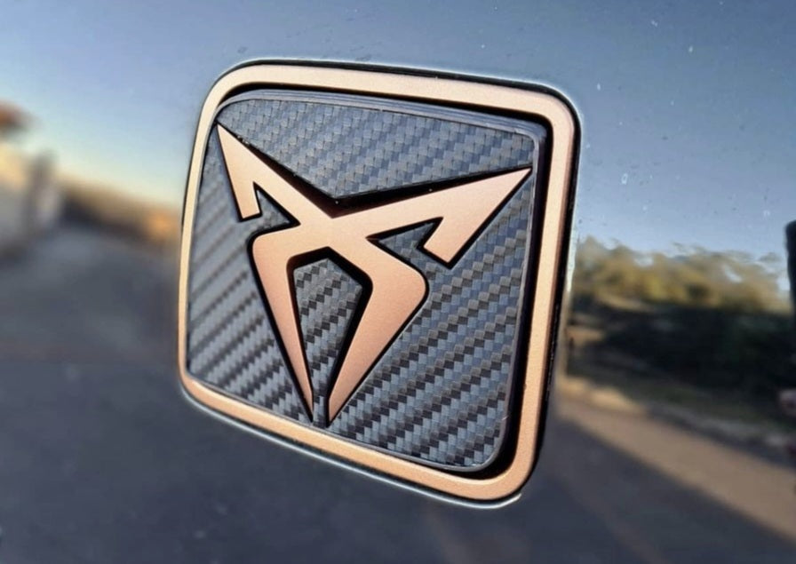 Mecanismo de apertura del portón trasero PP3D acabado con emblema Cupra (pieza original Seat/Cupra)