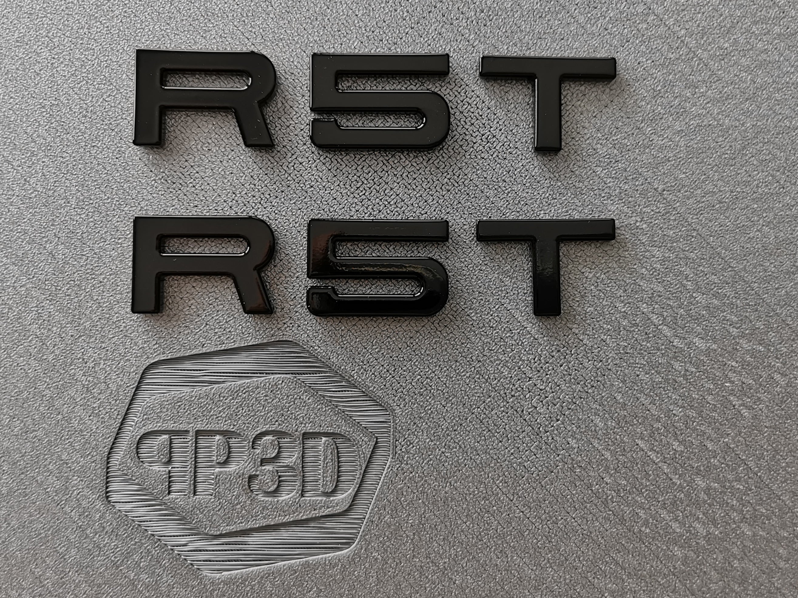 R5T lettering for Audi 5cyl. models SET right/left